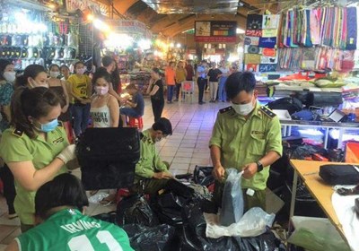 Tổng cục Quản lý thị trường phản hồi về thông tin hàng giả, hàng nhái bán tại một số chợ của Việt Nam