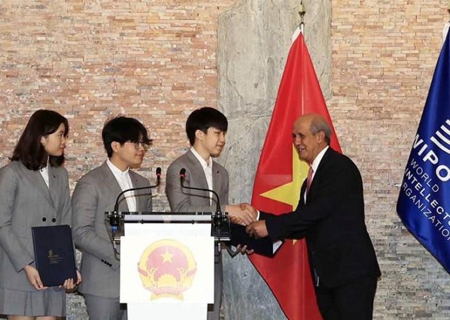Ba học sinh Việt sáng chế mũ ngăn nCoV được WIPO vinh danh